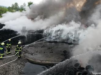 FOTO Obrovský požiar pri Púchove: Horí skládka pneumatík