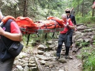 Záchranári pomáhali poľskej turistke  : Pri páde utrpela nepríjemné zranenie