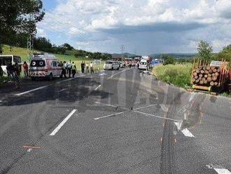 Drsné FOTO nehody pri Krupine: Vodiči   bojujú o život, starenka   vyletela oknom