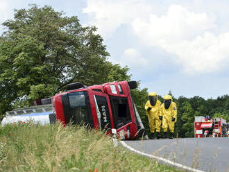 Na Kolínsku se převrátila cisterna: Hnojivo vyteklo do pole