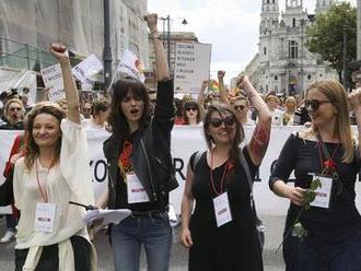 Tisíce žen protestovaly kvůli potratům. Polsko je plánuje zakázat