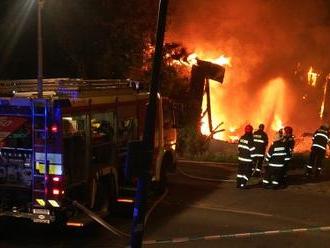 Bratislavčania zažili noc ako z hororu: FOTO Masívny požiar zachvátil sídlisko, evakuácia!