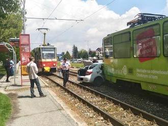 FOTO Nehoda v bratislavskej Rači: Taxikár skrížil cestu električke