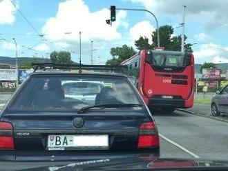 VIDEO Autobusár MHD v Bratislave nepozná trasu? Takto zablokoval vodičov na križovatke