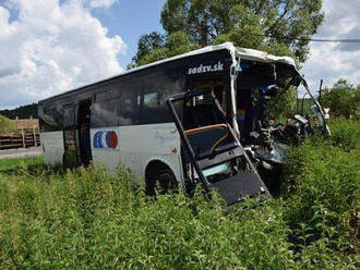 Hasiči zasahujú pri nehode autobusu, skončil mimo cesty: Vodič vyviazol so zraneniami