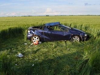 Ďalšie odstrašujúce FOTO nehody: Mladíci vyleteli zo zákruty, salto do poľa, teraz bojujú o život