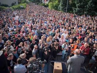 FOTO Pred komplexom Bonaparte protestovali tisícky ľudí