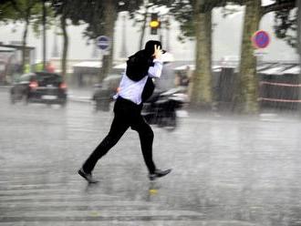 Výstraha od meteorológov: Hrozia silné búrky, pozor na krúpy i povodne!