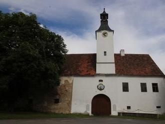 Cerhonice - ves spjatá se známým umělcem, který si ustřelil část obličeje