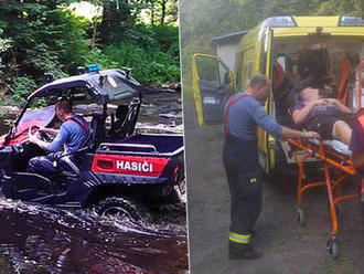 Mladík se zranil při skoku do vody: K sanitce ho hasiči museli dovézt na čtyřkolce