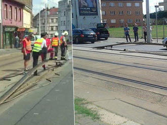 Vedro vyboulilo kolej půl metru vysoko: Libní tramvaje nejezdily skoro 3 hodiny