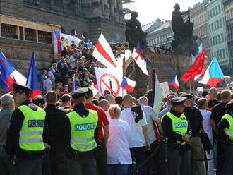 Demonstrace budou smět rozpustit i řadoví policisté, rozhodli poslanci