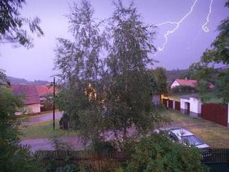 Slunce a modrou oblohu vystřídají silné bouřky. Sledujte je na meteoradaru