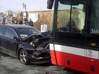 V Teplicích se srazil autobus s trolejbusem: Jedenáct lidí bylo zraněno