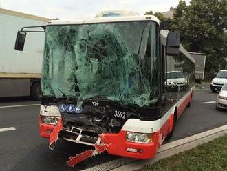 Srážka kamionu a autobusu linky 149 v Praze: Pět osob bylo zraněno