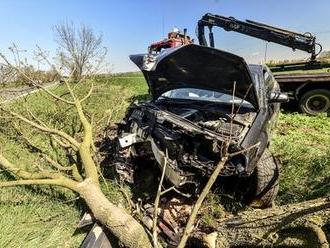 Smrtelná nehoda na Rokycansku: Řidička   nezvládla řízení na mokré silnici, zahynula