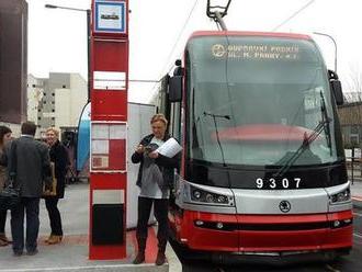 Ve Strašnicích nejezdí tramvaje, v Praze hořela měnírna