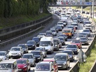 Řidiči v Evropě po krušném víkendu už zase jedou. Problémy dál hlásí Rakousko