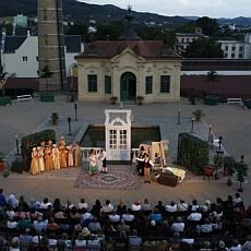 Koncerty a divadelní představení pod širým nebem na zámku v Děčíně