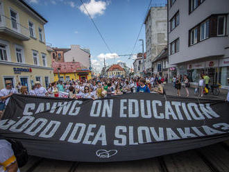 Bratislavu zaplnil dav nespokojných učiteľov: VIDEO Burlivý protest pred očami Európy!