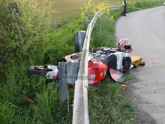 Veľké nešťastie pri N. Zámkoch: Motorkár   narazil do plota, z bezvedomia sa už neprebral