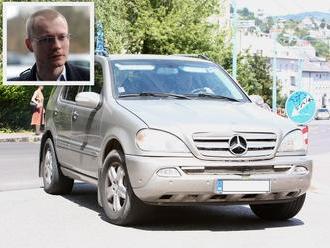 Kotlebov tajomník ukázal pred parlamentom svoje fáro: Luxusný mercedes za tisíce eur!