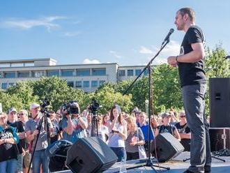 Tlak opozície sa stupňuje a nemieni poľaviť: FOTO Ľudia požadujú odchod Fica aj Kaliňáka