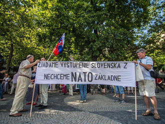 FOTO V Bratislave sa uskutočnila ďalší protest: Ľudia žiadali výstup Slovenska z NATO