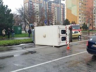 V Bratislave sa zrazili auto, sanitka a autobus MHD, zasahovať museli hasiči