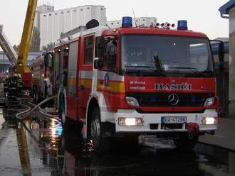 Nehoda trolejbusu s osobným autom: Hlásia troch zranených, na mieste už zasahujú hasiči