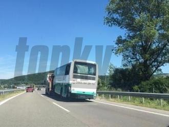 FOTO Tragický zájazd: Autobus na R1 dostal defekt, muž   so ženou vypadli na cestu!