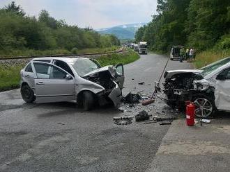 FOTO Desivá hromadná havária v Párnici: Ľudia zakliesnení v aute, jeden nešťastie neprežil