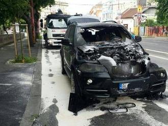 Matka s dvomi deťmi prežila v Bratislave hororové sekundy: FOTO V BMW zacítila dym, ihneď konala!