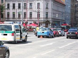 Nehoda na frekventovanej križovatke v Bratislave: FOTO Zrážka troch áut na semaforoch