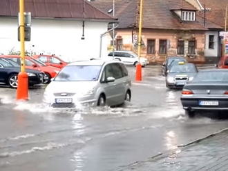 Slovensko opäť bičujú živly: VIDEO Ružomberok zaplavilo a v Tatrách nečakane nasnežilo!