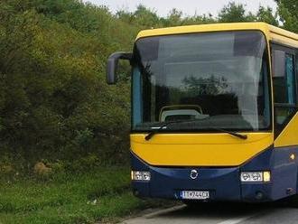 V prímestských autobusoch dlhodobo ubúdajú cestujúci