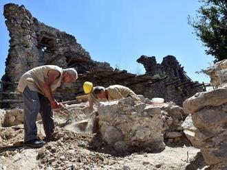 FOTO Slovenskí archeológovia nezaháľajú ani v lete: Pri skúmaní hradu našli vzácne objavy