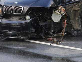 Cestujúci v Bratislave sa vydesili na smrť: BMW nabúralo vedľa zastávky do novinového stánku