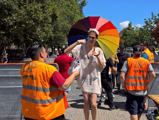 ONLINE Nápor v Bratislave: Dúhový pochod gejov a lesieb, VIDEO proti nim Kotlebovi extrémisti