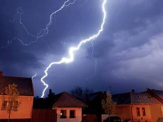 Meteorológovia zvýšili výstrahy pred búrkami, začiatkom týždňa aj krúpy: Hasiči už zasahujú!