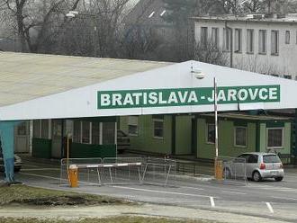 Policajti zadržali na slovenskej hranici v Jarovciach 19 cudzincov: Medzi nimi tri deti