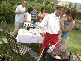 Zahradní party a neplánované oslavy v ohrožení. „Deb*lita,“ zuří starosta