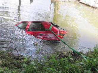 Mladík se za jízdy zapálil? V autě potopeném v potoce na Klatovsku našli ohořelé tělo