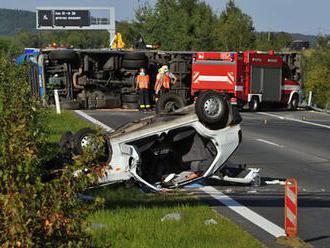 Tragická nehoda na D5: Řidič vjel do protisměru a srazil se s kamionem. Na místě zemřel