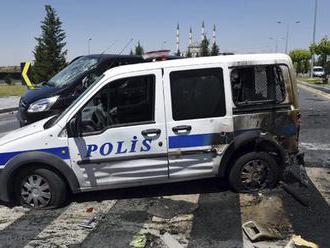 V Turecku bouchla u policejní stanice bomba: Zabila tři lidi, desítky zranila