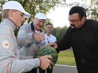 Steven Seagal navštívil diktátora. Prezident Lukašenko mu dal melouny a mrkev