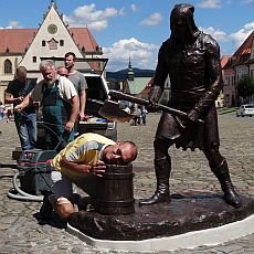 Turisté v Bardejově rádi strkají hlavy pod katovu sekeru