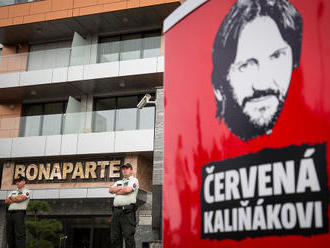 VIDEO Protesty pred Bonaparte pokračujú: Ľudia sa nevzdávajú, Kaliňák si vyslúžil červenú kartu!