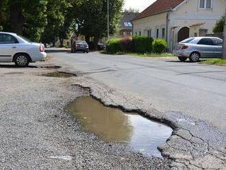 Vodičov čakajú obmedzenia, začína sa oprava desiatich ciest