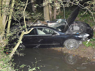 Mladý vodič   vyletel s autom z cesty: Luxusné auto je na šrot, posádka je vážne zranená